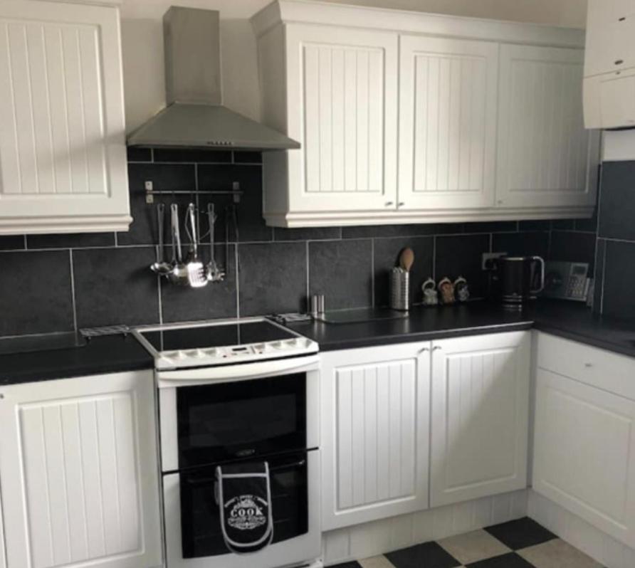 Captivating 2-Bed Apartment In Isle Of Bute รอธเซย์ ภายนอก รูปภาพ