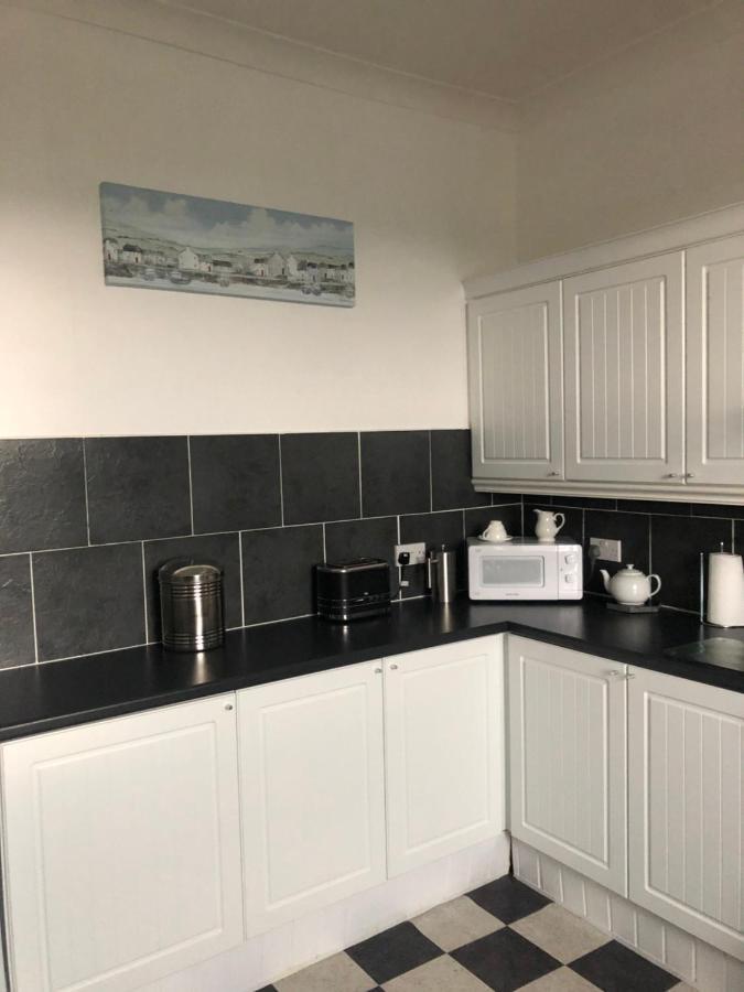 Captivating 2-Bed Apartment In Isle Of Bute รอธเซย์ ภายนอก รูปภาพ
